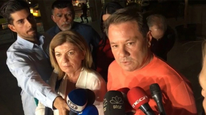 Οι δικηγόροι της μητέρας παραδέχονται μηνύματα και εμβάσματα με τον 53χρονο