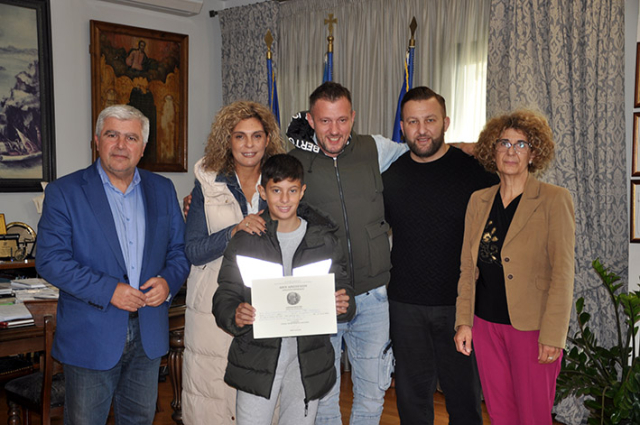 Ο Νίκος Γεωργάκος βράβευσε τον αριστούχο μαθητή του 2ου Γυμνασίου Χαράλαμπο Κωνσταντόπουλο