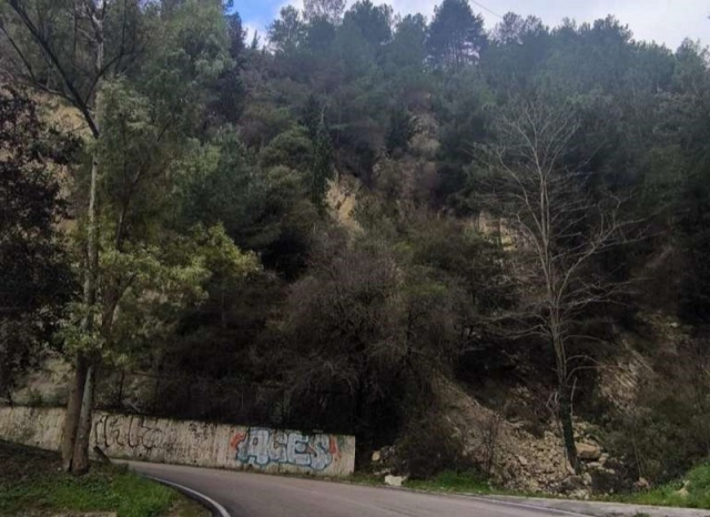 Μεγάλος ο κίνδυνος πτώσης βράχων στον δρόμο προς Καρυά