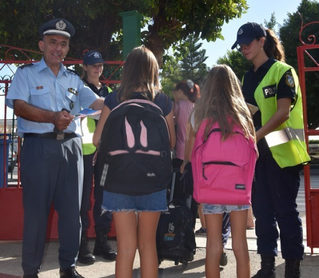 Ενημερωτικά φυλλάδια διένειμαν αστυνομικοί στα Ιόνια Νησιά με την έναρξη της νέας σχολικής περιόδου