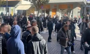 Ηράκλειο: Οργισμένο πλήθος στα δικαστήρια - Από την πίσω πόρτα μπήκαν 44χρονος και 26χρονη