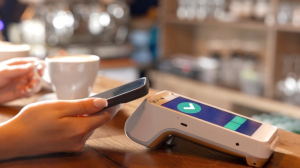 Υποχρεωτικές από σήμερα παντού οι πληρωμές και με IRIS - Τι αλλάζει