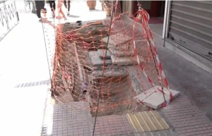 Έργα χωρίς μέτρα ασφαλείας στην Κυψέλη «έστειλαν»… τυφλό στο κενό!