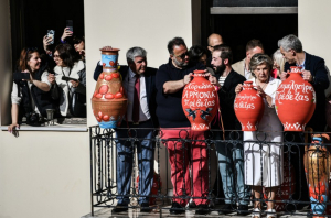 Πρέβεζα - Πάσχα 2023: Έσπασαν στάμνες στο «Σαϊτάν παζάρ»