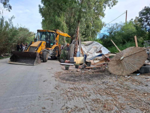 Λευκάδα Ανάποδα: Ο Δήμος απομακρύνει τους Ρομά, χωρίς λύση για τη στέγασή τους
