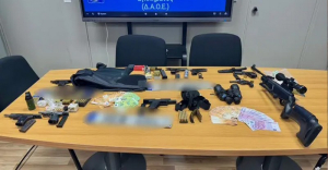 Βαρύ οπλοστάσιο, χρυσές λίρες και πάνω από €100.000 είχαν οι συλληφθέντες για τη δολοφονία του Γιάννη Λάλα