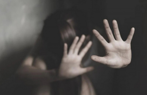 Δύο αδέρφια μηνύουν τους γονείς τους για σεξουαλική κακοποίηση – Καταγγέλλουν όργια με συμμετοχή ακόμη και συγγενών τους!