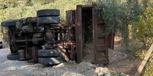 Ανατροπή φορτηγού του Δήμου Ακτίου Βόνιτσας με μικρές υλικές ζημιές