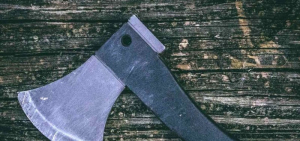 Τρόμος στην Δράμα: Άνδρας επιτέθηκε με…τσεκούρι σε αστυνομικούς!