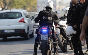 Λευκάδα: Αστυνομικοί έσωσαν μικρό αγόρι που κατάπιε δύο σφήκες