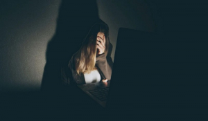 Είχε βάλει κρυφές κάμερες στο σπίτι της και την εκβίαζε όταν χώρισαν