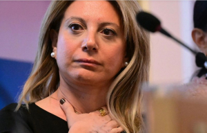 Καρυστιανού για Καραμανλή: «Ξεπλύθηκε από 157 αδίστακτους βουλευτές, τέτοια σήψη και δυσωδία δεν υπήρξε ποτέ»