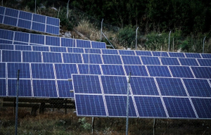 «Ναι» στην εγκατάσταση φωτοβολταϊκών σε πολυκατοικίες με νομοσχέδιο του ΥΠΕΝ