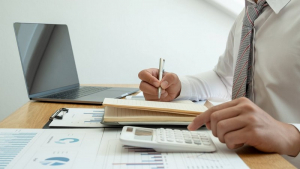 Έρχονται αυξήσεις για 300.000 μισθωτούς στον ιδιωτικό τομέα το 2024 με &quot;όχημα&quot; τις τριετίες
