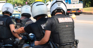 Επεισοδιακή καταδίωξη αυτοκινήτου που οδηγούσε 8χρονος Ρομά - Δεν σταμάτησε και κατέληξε σε γκαραζόπορτα