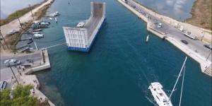 «Μένουμε Ιόνιο»: Επερώτηση στο Περιφερειακό για την πλωτή γέφυρα του διαύλου Λευκάδας