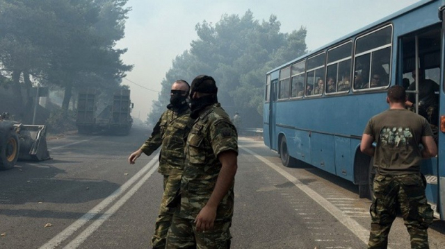 Μεγάλες φωτιές σε Κουβαρά Αττικής και Λουτράκι - Στη μάχη οι Ένοπλες Δυνάμεις