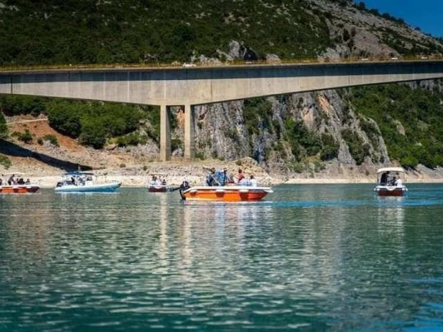 Λίμνη Κρεμαστών: Βαρκάδα πάνω από τα βυθισμένα σπίτια