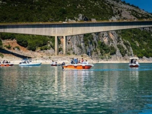 Λίμνη Κρεμαστών: Βαρκάδα πάνω από τα βυθισμένα σπίτια