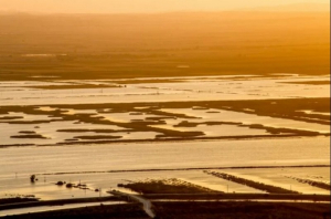 Θεσσαλία: Υποχωρούν τα νερά στην Κάρλα – Χωρίς πόσιμο νερό για 13η ημέρα ο Βόλος!