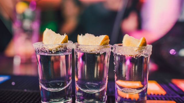 Στο νοσοκομείο 17χρονος από μέθη σε σχολική εκδρομή στο Ηράκλειο – Συνελήφθησαν καθηγήτρια, σερβιτόρος και ιδιοκτήτης εστιατορίου