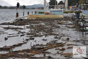 Μεγάλες ποσότητες φερτών υλικών ξεβράστηκαν στην παραλία της Πρέβεζας