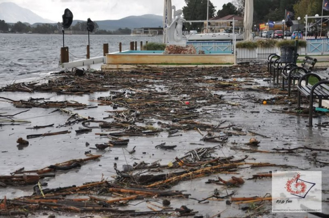 Μεγάλες ποσότητες φερτών υλικών ξεβράστηκαν στην παραλία της Πρέβεζας