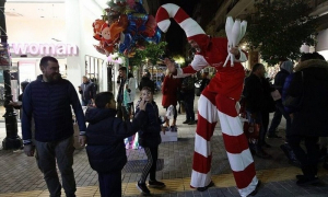 Εορταστικό ωράριο: Μέχρι τι ώρα θα είναι ανοιχτά σήμερα τα καταστήματα - Τα τελευταία ψώνια