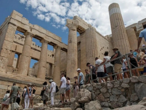 Ακρόπολη: Αυτοκτόνησε η γυναίκα – Έκανε το σταυρό της και έπεσε στο κενό