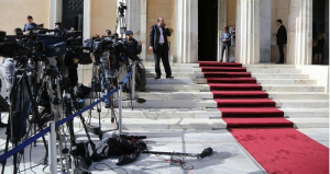 Οι Έλληνες δεν εμπιστεύονται πολιτικούς και δημοσιογράφους