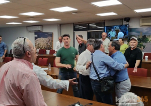 Ξύλο στο δημοτικό συμβούλιο του δήμου Κορινθίων (video)