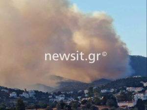 Μεγάλη φωτιά σε δύο μέτωπα στην Πεντέλη - Εκκενώνεται το Ντράφι