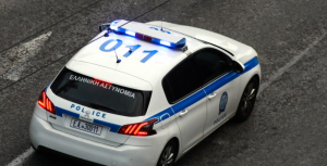 Θεσσαλονίκη: Γυναίκα απειλεί να πέσει από ταράτσα πολυκατοικίας – Επί τόπου διαπραγματευτής της ΕΛ.ΑΣ.