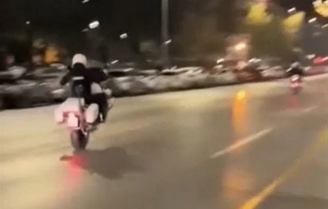 Εντοπίστηκε ο αστυνομικός που κάνει σούζα (video)