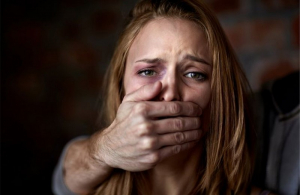 Χαλκίδα: Άγριος ξυλοδαρμός γυναίκας στην μέση του δρόμου