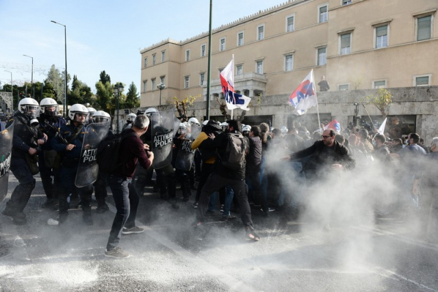 Επεισόδια έξω από τη Βουλή - Έπεσαν χημικά