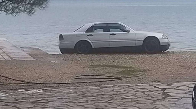 Βόνιτσα: Αυτοκίνητο κατέληξε στην θάλασσα