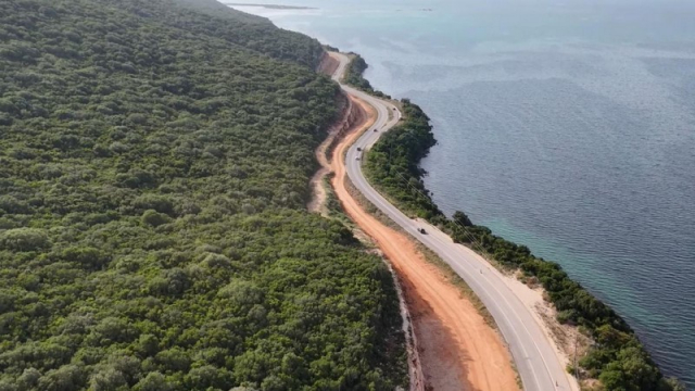 Εντυπωσιακό βίντεο: Δείτε πώς μεταμορφώνεται ο δρόμος για τη Λευκάδα