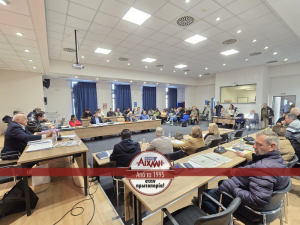 Το παράδοξο της αποχώρησης της πλειοψηφίας και η ομόφωνη, πλην περιορισμένη σε παρόντες, απόφαση