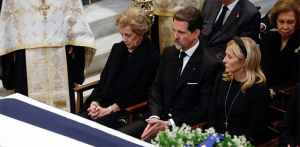 Με τον εθνικό ύμνο ο αποχαιρετισμός του τέως Βασιλιά στη Μητρόπολη