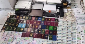 Κυψέλη: Βρέθηκε εργαστήριο πλαστών εγγράφων - Δεκάδες ταυτότητες, διαβατήρια, διπλώματα