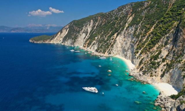 Πλατυνάμμος: Το γαλάζιο διαμάντι του Ιονίου που δύσκολα προσεγγίζει κανείς