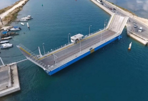 Καθυστερεί η συντήρηση της πλωτής γέφυρας - &quot;Προχωρήσαμε σε όλες τις ενέργεις&quot;, υποστηρίζει η ΠIN