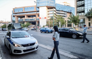 Απαγόρευση του καφέ στο αυτοκίνητο – Tι ισχύει τελικά;