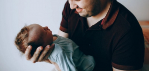 Δικαστήριο ανοίγει δρόμο σε μοναχικούς άνδρες να αποκτήσουν παιδί μέσω παρένθετης μητέρας