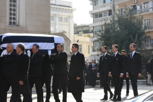 Κηδεία τέως βασιλιά: Πλήθος κόσμου αποτίει φόρο τιμής στη Μητρόπολη