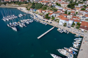 Δύο πλωτές εξέδρες τοποθετήθηκαν στο λιμάνι της Παλαίρου