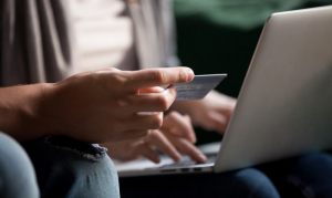 Ε- shoppers οι Έλληνες - Αύξηση 8% στη μέση δαπάνη
