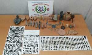 Δύο συλλήψεις με πλήθος νομισμάτων, αγαλματίδια κι άλλα αρχαία αντικείμενα