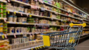 «Ντόμινο» ανατιμήσεων στα ράφια των σούπερ μάρκετ
